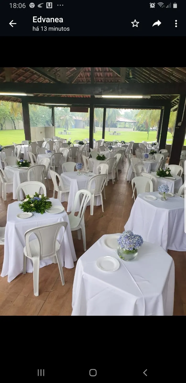 Mesa de festa montada com toalha longa branca da Premier Toalhas
