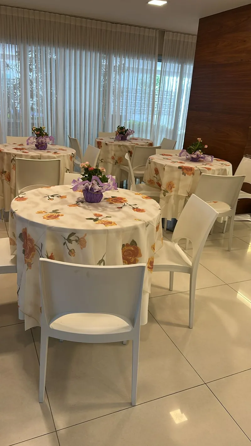 Festa com toalhas da Premier: Mesas floridas no salão
