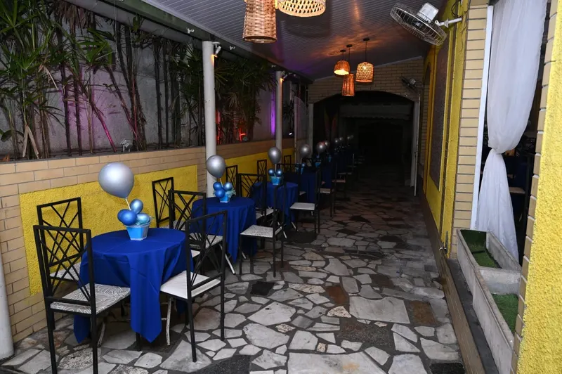 Festa com toalhas da Premier: Azul royal na noite