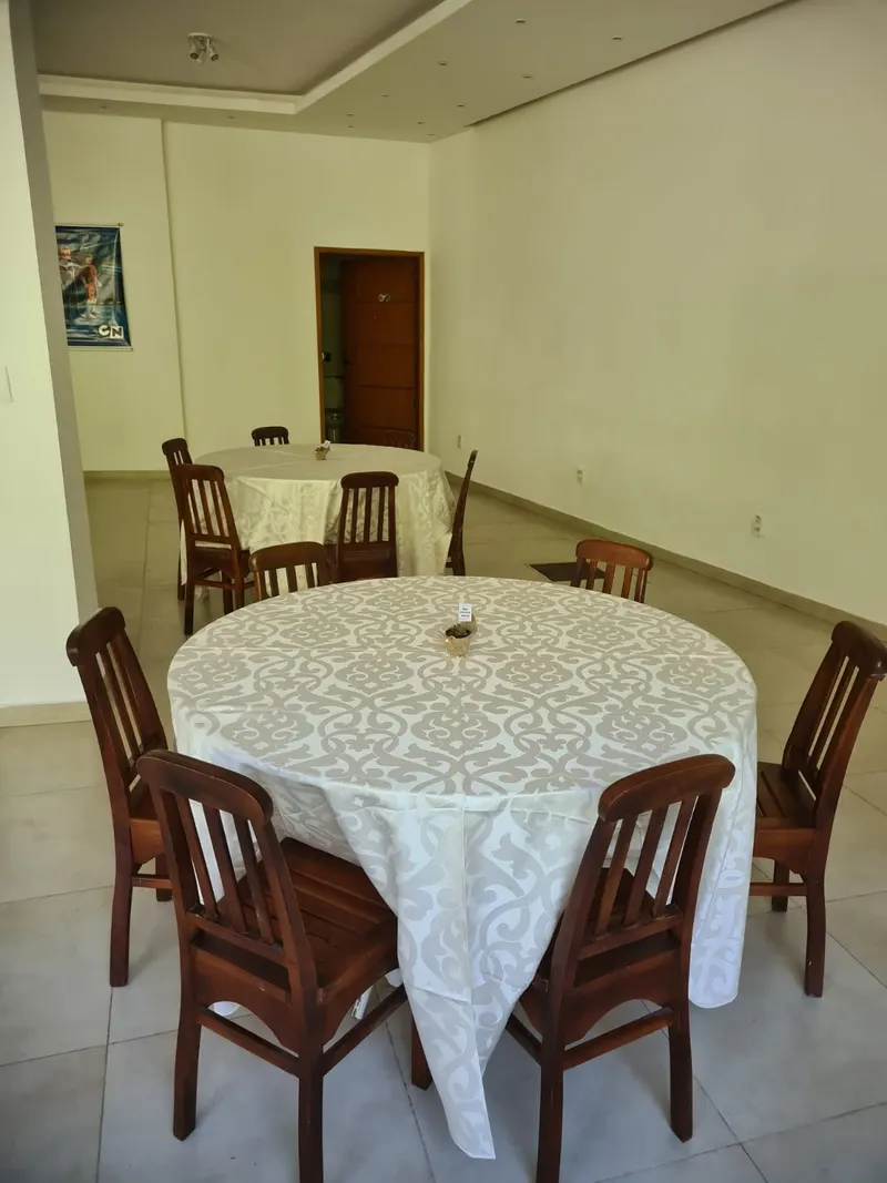 Festa com toalhas da Premier: Renda e madeira